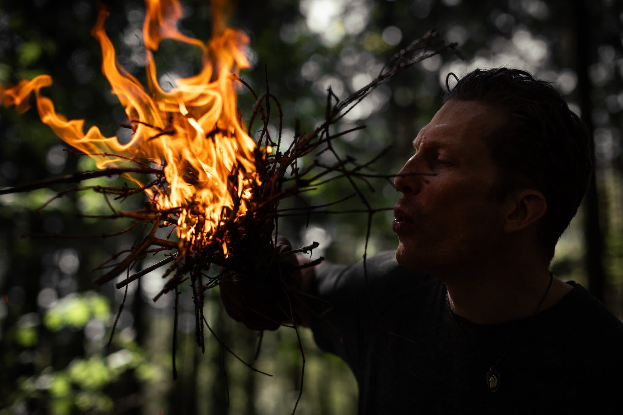 Johannes tänder eld i skogen